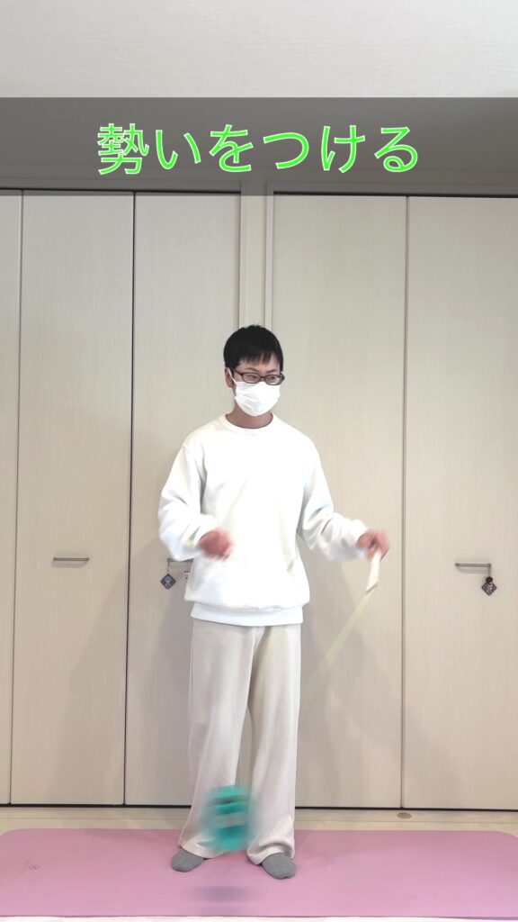 体回りの最初のステップでディアボロをいつもより大きく振って勢いをつけている正面画像
