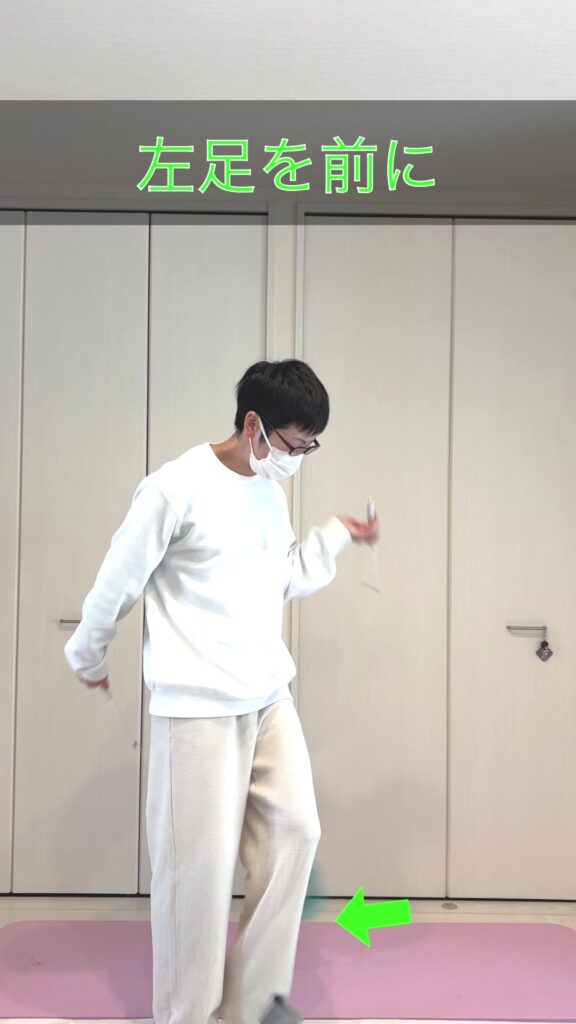 体回りのステップ③で左足も前に踏み出しディアボロが背中側を通過する道を作る様子