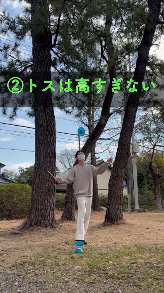 ピルエットのトスは頭より少し高い程度が適切という見本画像