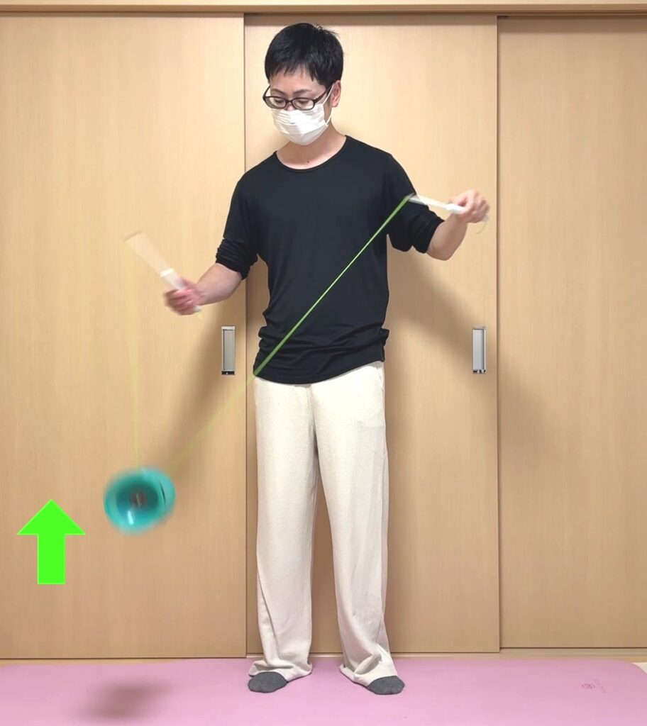 チャイニーズアクセラレーションのステップ②で右スティックを上に持ち上げてディアボロを引き上げる様子