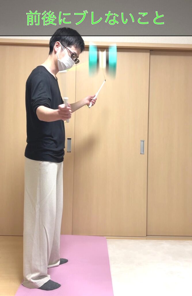 チャイニーズアクセラレーションを横から見た姿勢で前後にブレないことを示す画像(テロップ付き)
