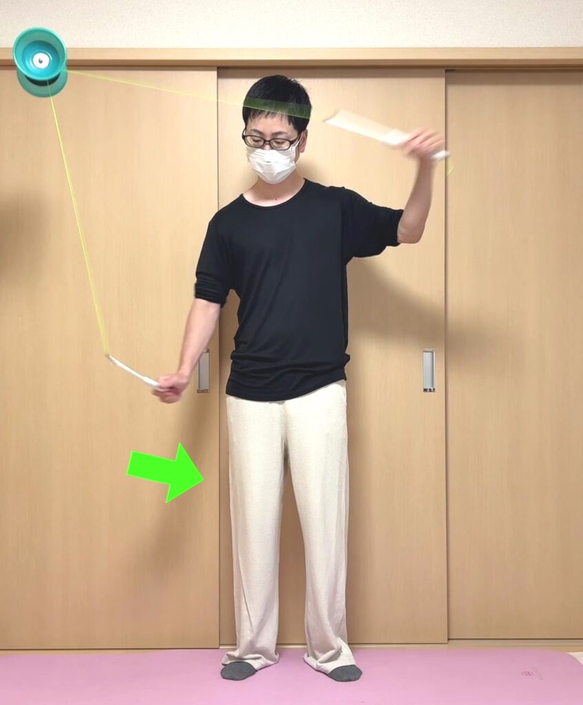 チャイニーズアクセラレーションのステップ④で右スティックでディアボロを下に引きながら少し体側に引っ張る様子