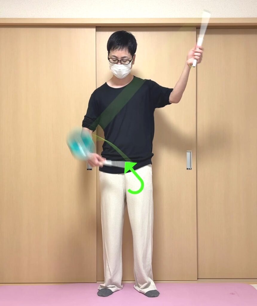 チャイニーズアクセラレーションのステップ④で落ちてきたディアボロの紐を時計回りにスティックを回して解く様子